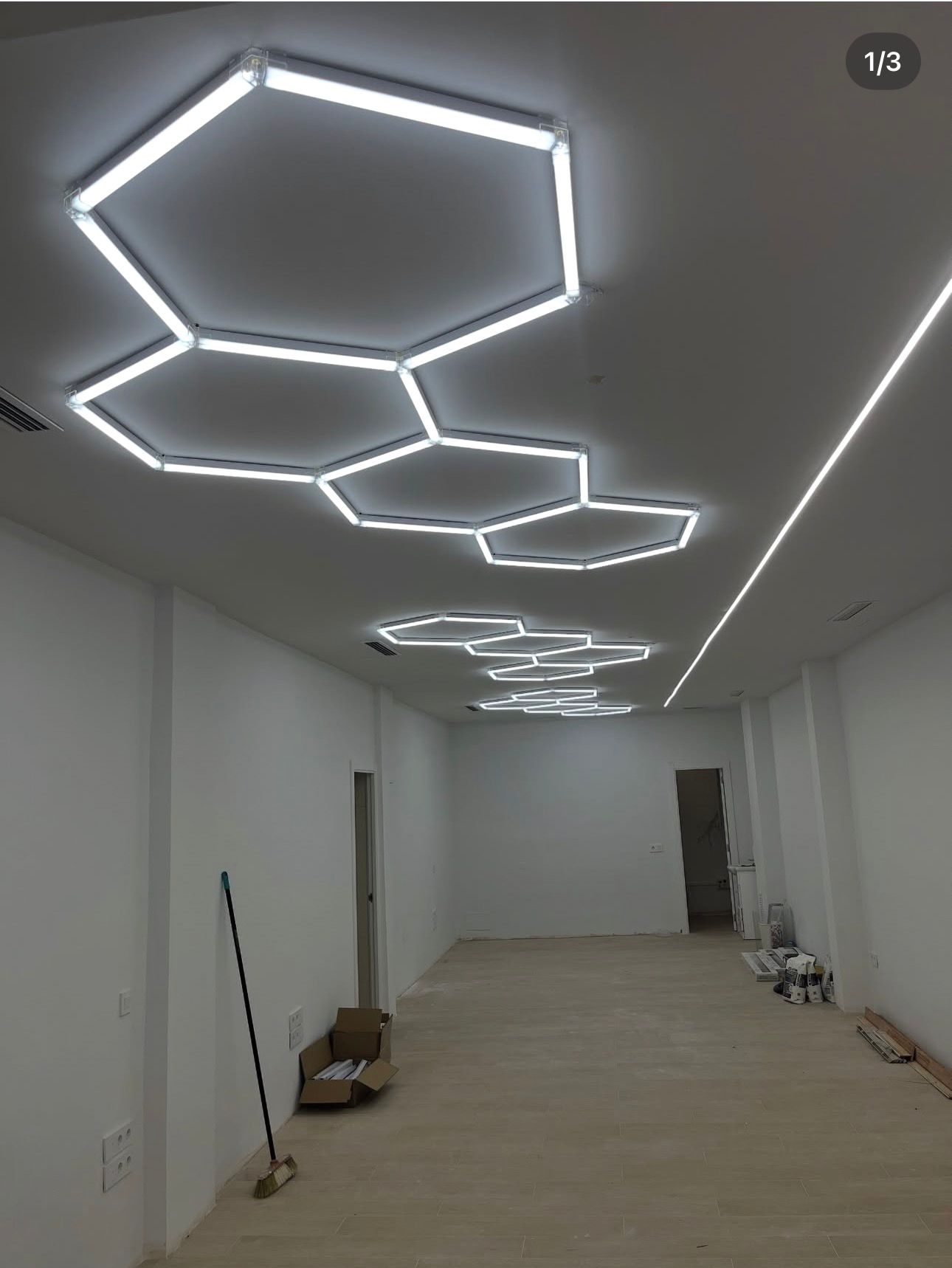 Iluminación LED hexagonal instalada en techo de local comercial