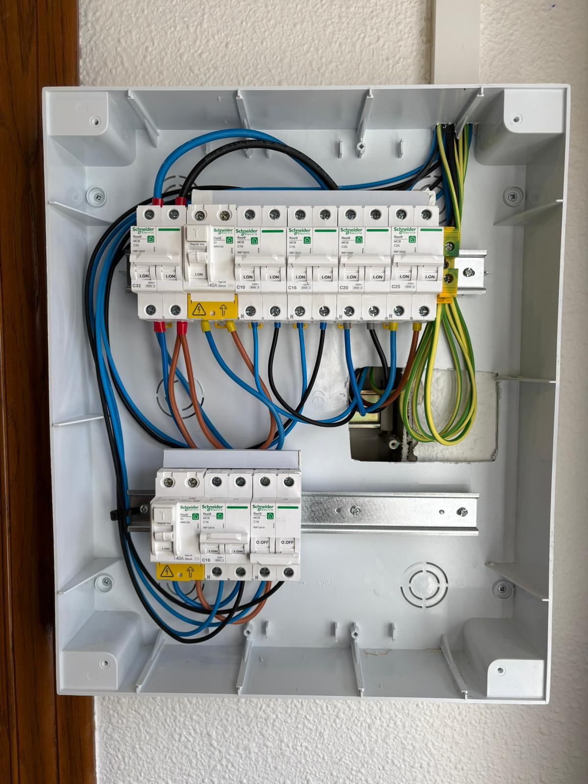 Cuadro eléctrico Schneider Resi9 con cableado ordenado