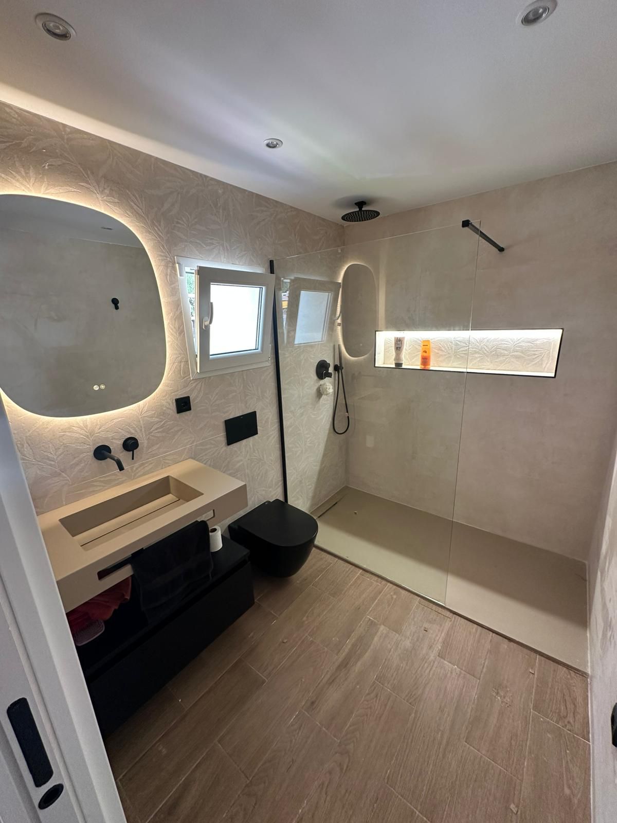 Baño moderno con espejo retroiluminado y hornacina LED