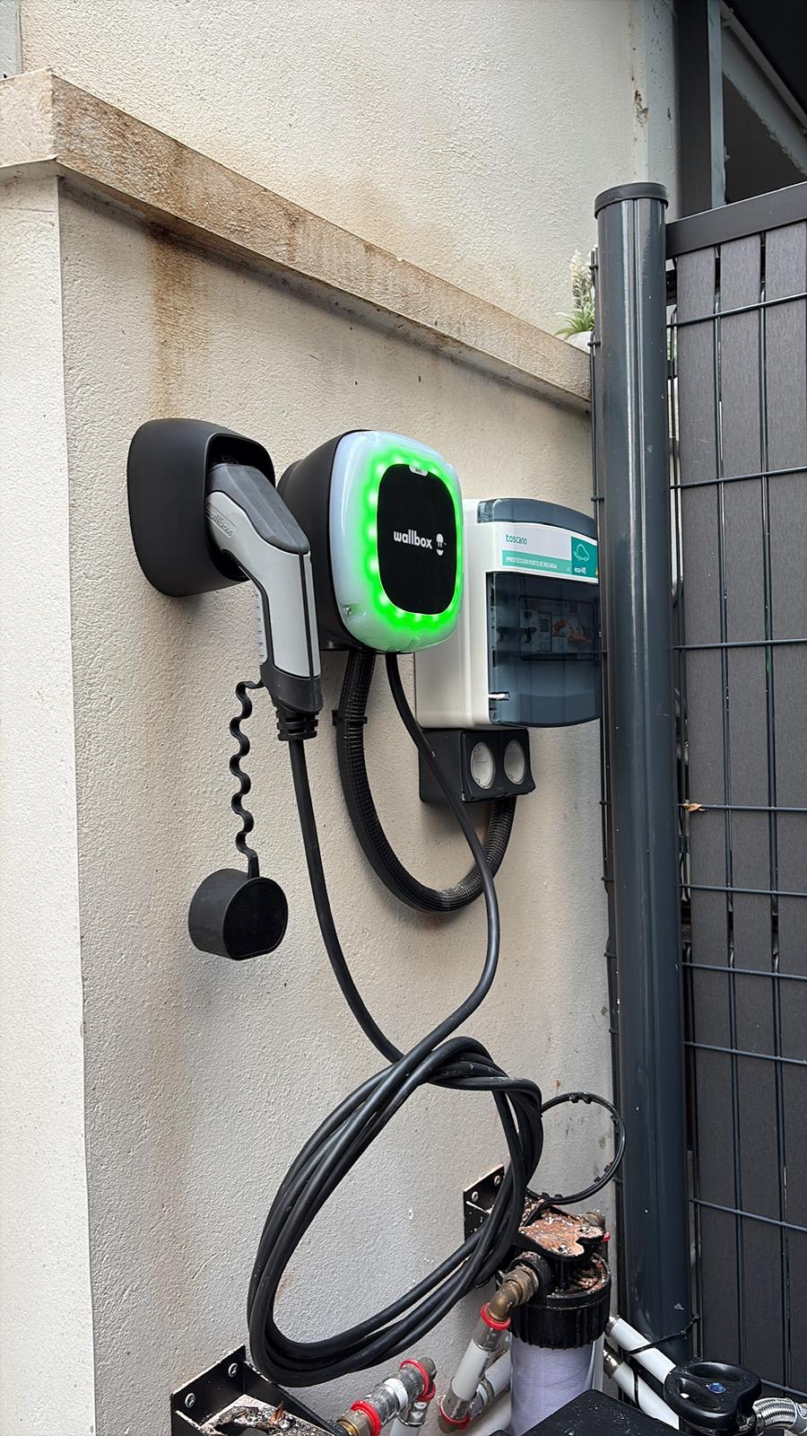 Cargador Wallbox para vehículo eléctrico instalado en pared exterior