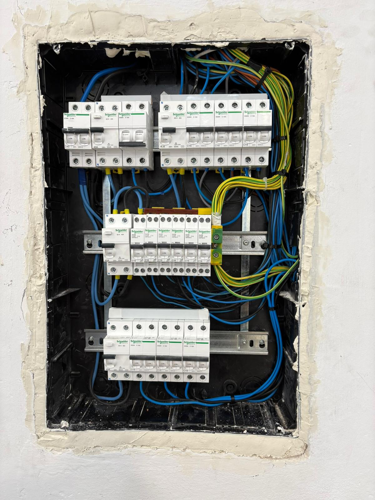 Cuadro eléctrico con protecciones Schneider Electric durante la instalación