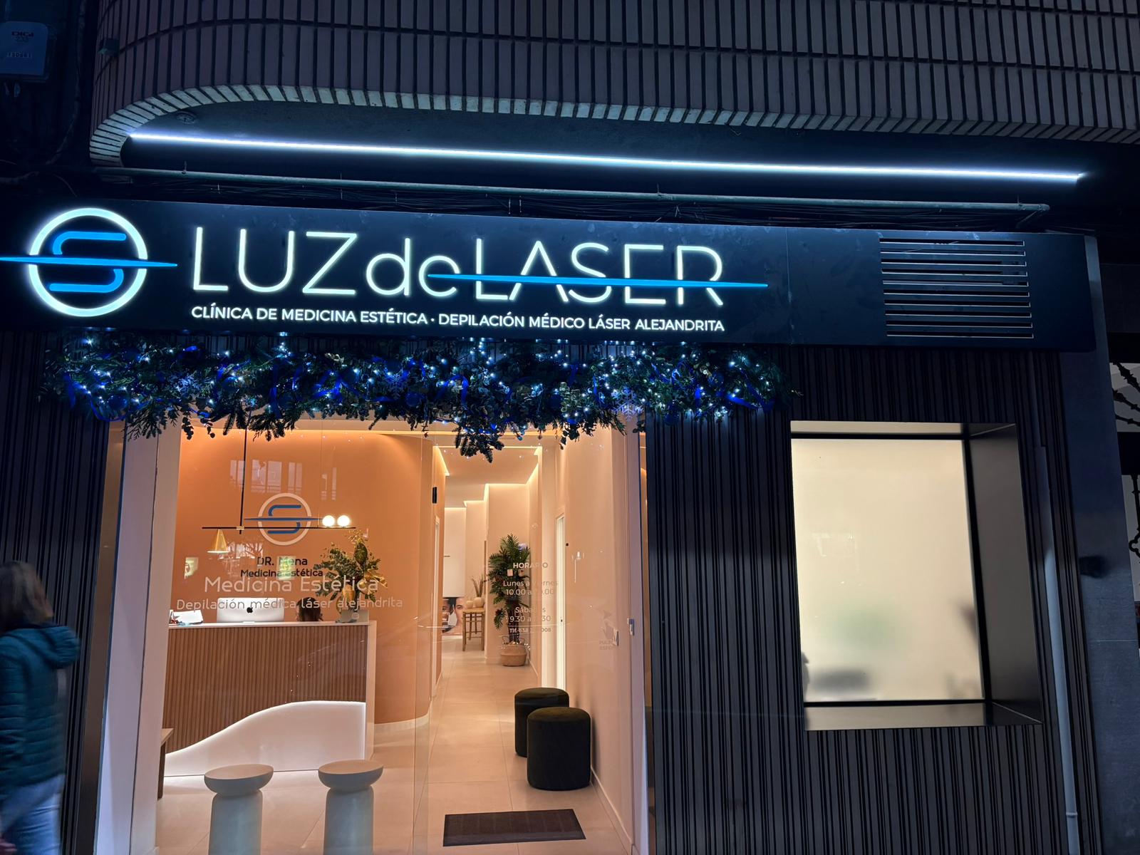 Fachada iluminada de clínica de medicina estética Luz de Láser