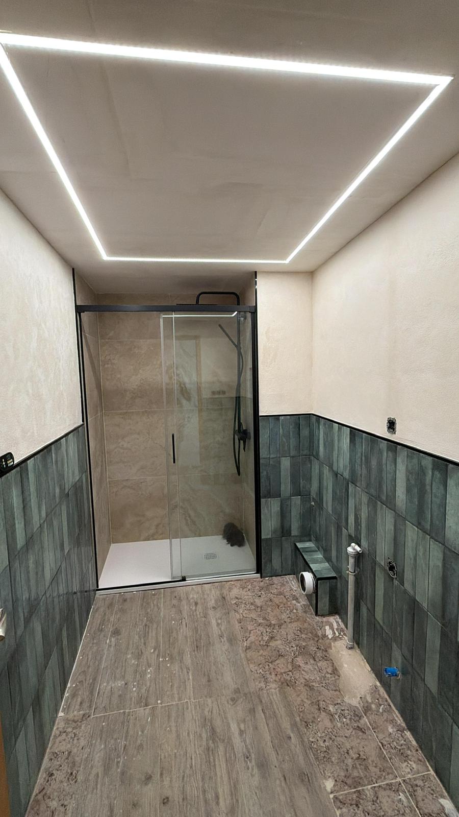 Baño en reforma con iluminación LED perimetral en el techo